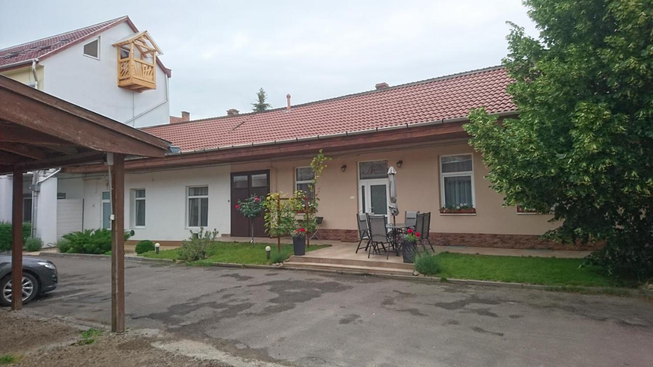 Nobilis Apartman Eger Buitenkant foto